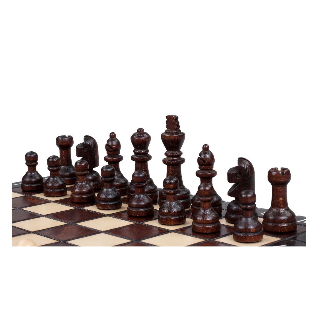 Mörka schackpjäser, handgjorda i trä, tillhörande ett litet hopfällbart handskuret schackspel.