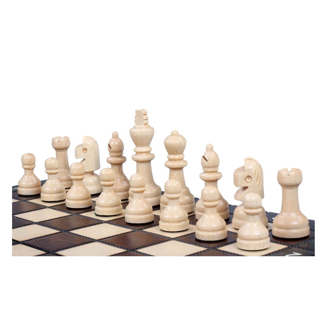 Vita schackpjäser placerade på sina startpositioner, tillverkade i högkvalitativt trä.