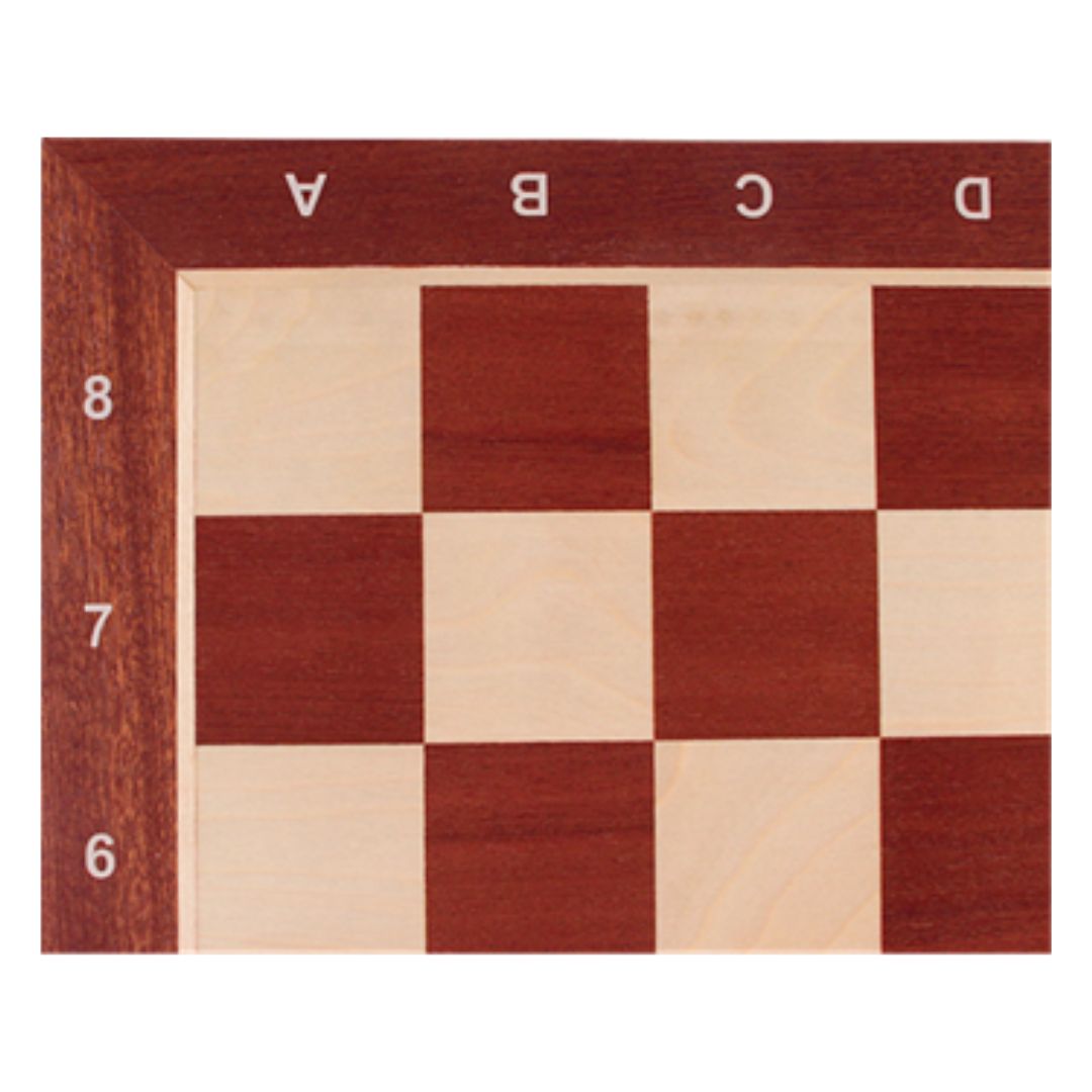 hjørnet af et skakbræt i mahogni hvor hjørnerne er samlet på skrå i høj kvalitet og håndlavet