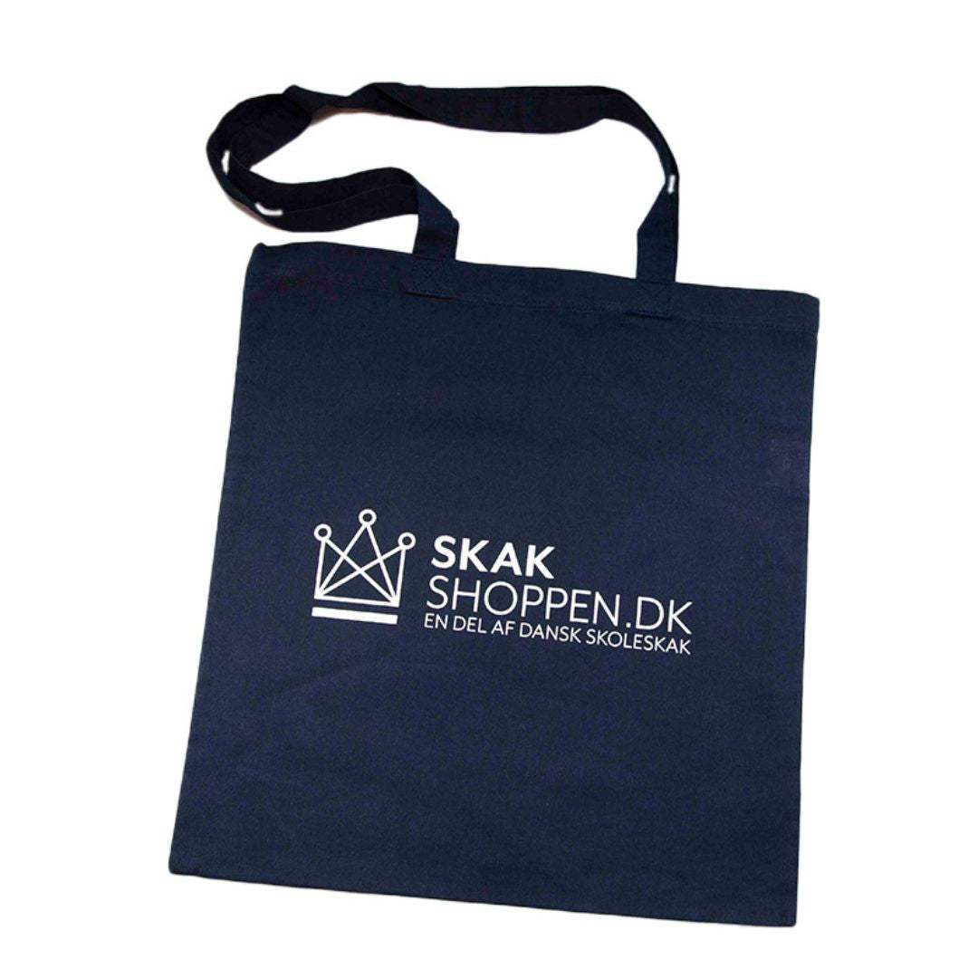 Sidan av en blå tygpåse med tryck från schackshoppen.se, en del av Dansk Skoleskak.