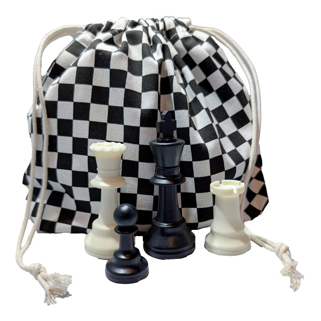 Pjäspåse med schacktema placerad bakom fyra olika schackpjäser i plast