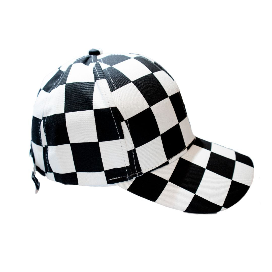 Keps med rutmönster sett från sidan på vit bakgrund med justerbar rem baktill
