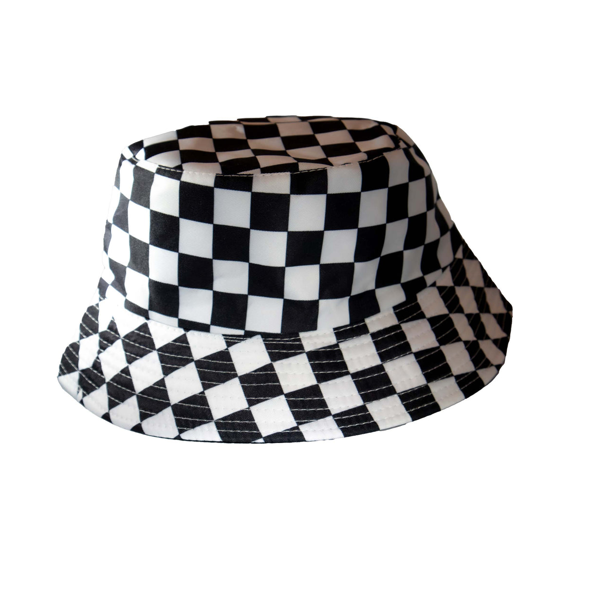 Bucklig hatt med rutmönster på vit bakgrund med möjlighet att vända hatten på vrangen.