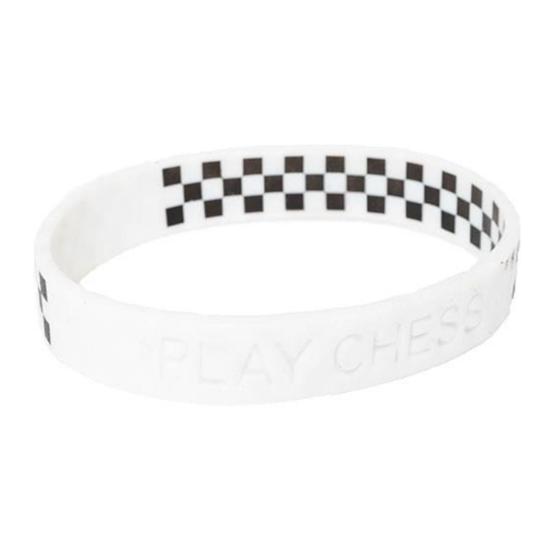 Armband med schackrutor och texten PLAY CHESS ingraverad på sidan – det perfekta armbandet för schackspelaren