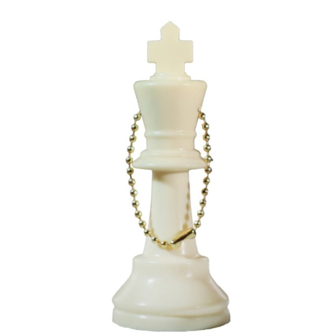 En vit kung med kedja genom schackpjäsens övre del så att den kan ingå i en nyckelknippa
