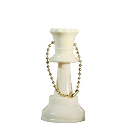 Vit drottning-nyckelring med en kedja genom schackpjäsens övre del