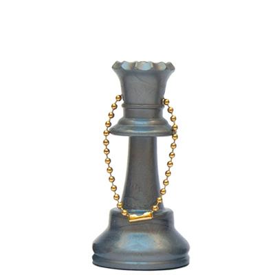 Silverfärgad drottningnyckelring med en gul kedja genom schackpjäsens topp