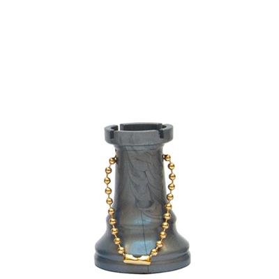 Schackpjäsen är silverfärgad med en gul kedja genom schackpjäsen så att den kan fungera som nyckelring