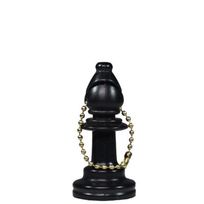 Svart schackpjäs som löper på en vit bakgrund i form av en nyckelring