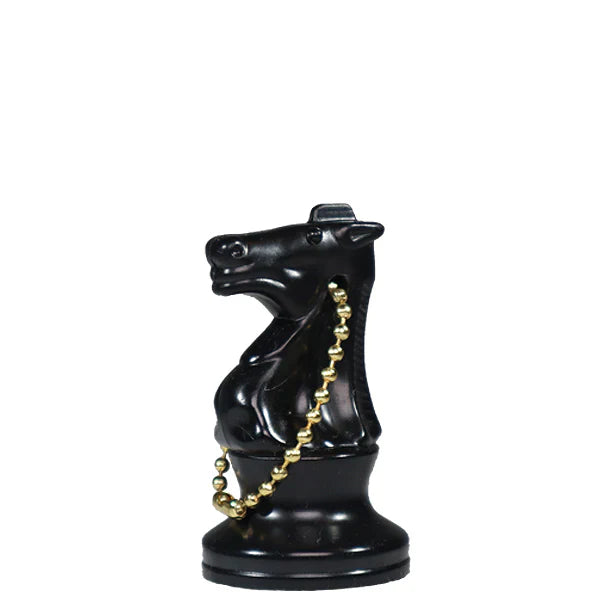 Svart hoppschackpjäs med en gul kedja genom huvudet så att schackpjäsen kan fungera som nyckelring