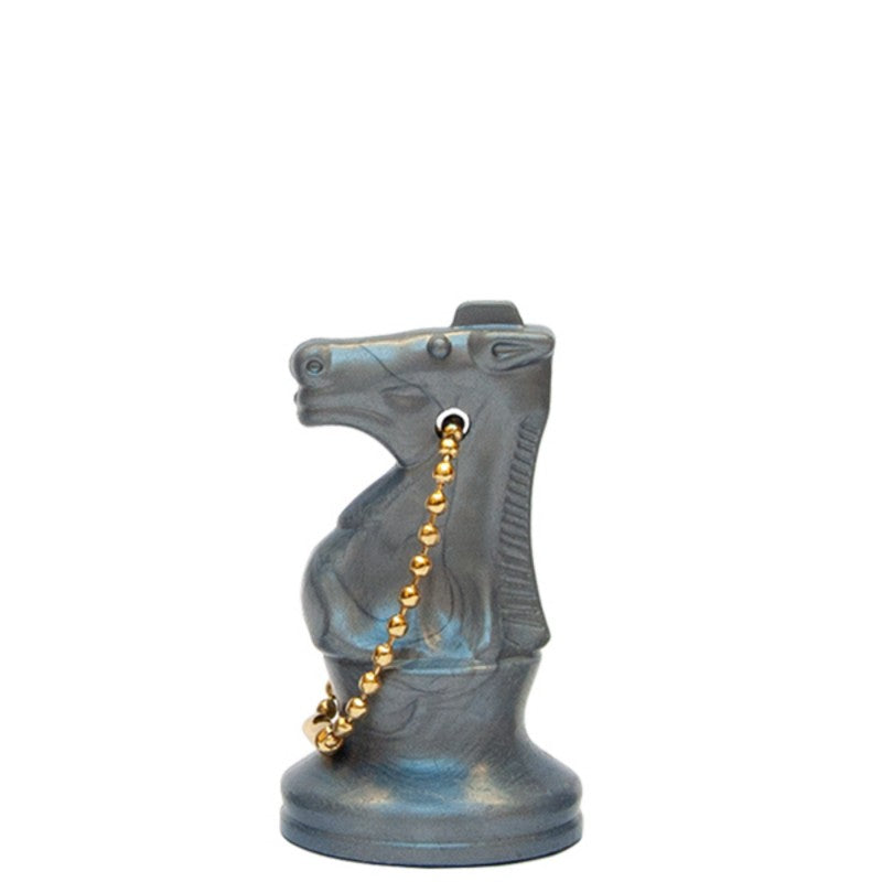 Silverfärgade schackpjäser i klassisk tysk nyckelringsdesign