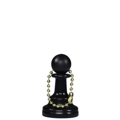 En schackpjäs med svart bonde som nyckelring med en gul kedja