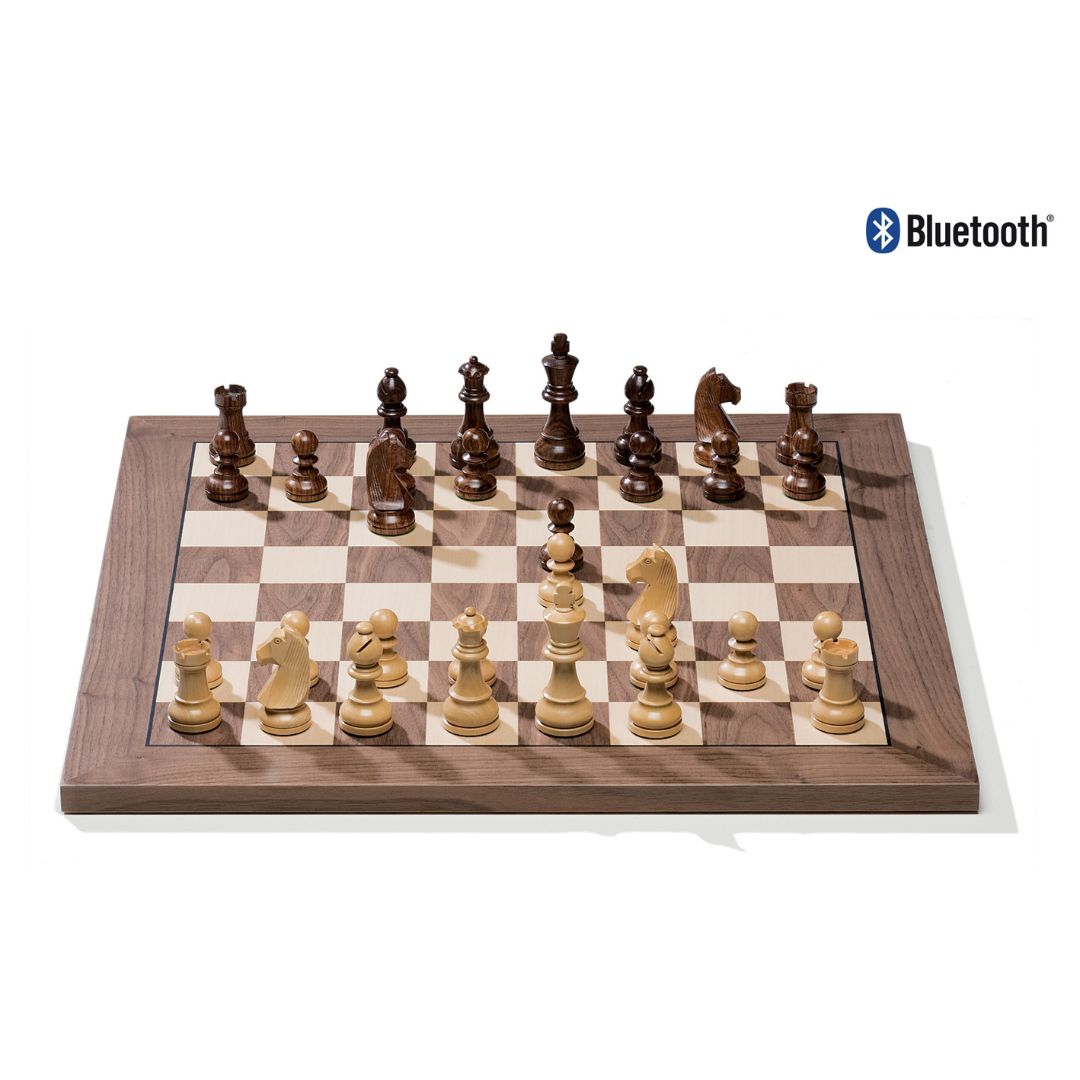 Bluetooth-schackbräde i valnöt från DGT utan notation men med vackra träpjäser i en klassisk schackuppställning