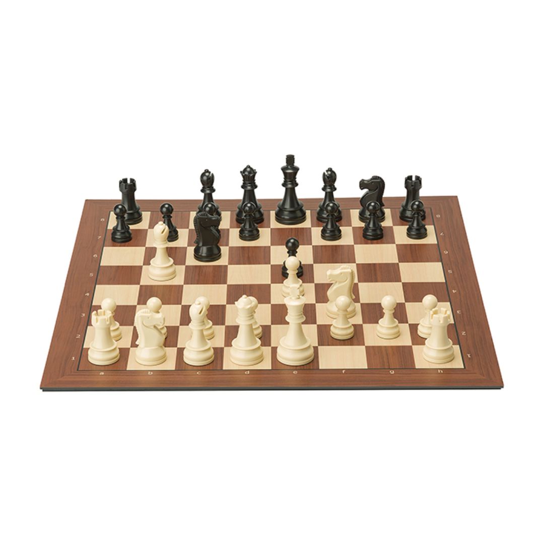 DGT Smart board med notation och matchande elektroniska schackpjäser i Plastmodell från Digital Game Technology