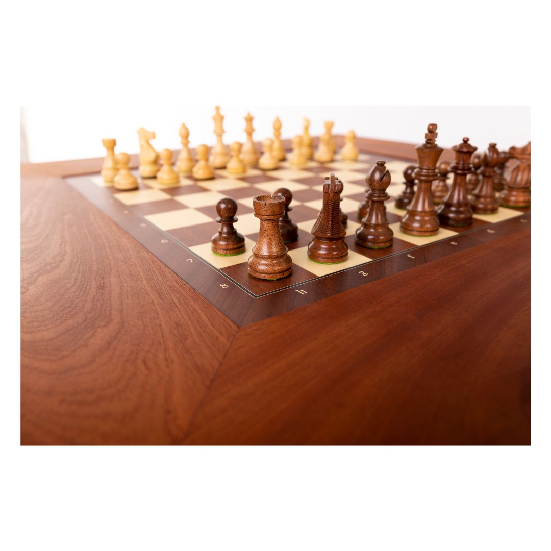 Schackbordshörna tillverkad i Danmark av mahognyträ med fokus på ett svart torn