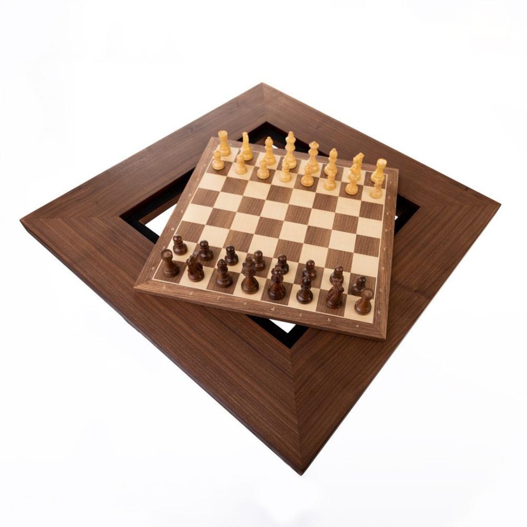 Schackbord i trä som visar hur schackbrädet i valnöt kan tas bort och ersättas med ett annat bräde med officiella mått