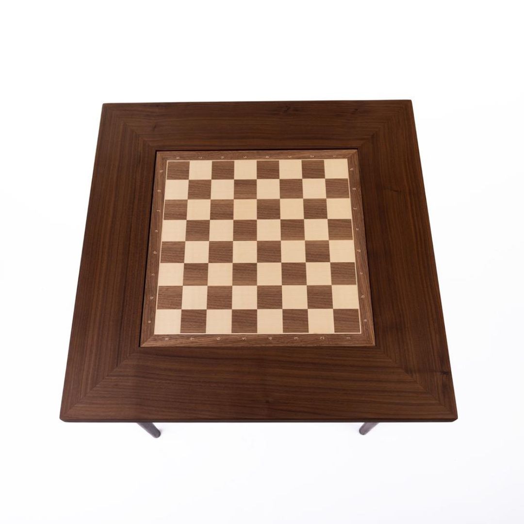 Schackbord i valnöt sett ovanifrån i lyxiga bruna nyanser som skapar en scen för många timmars schackspelande