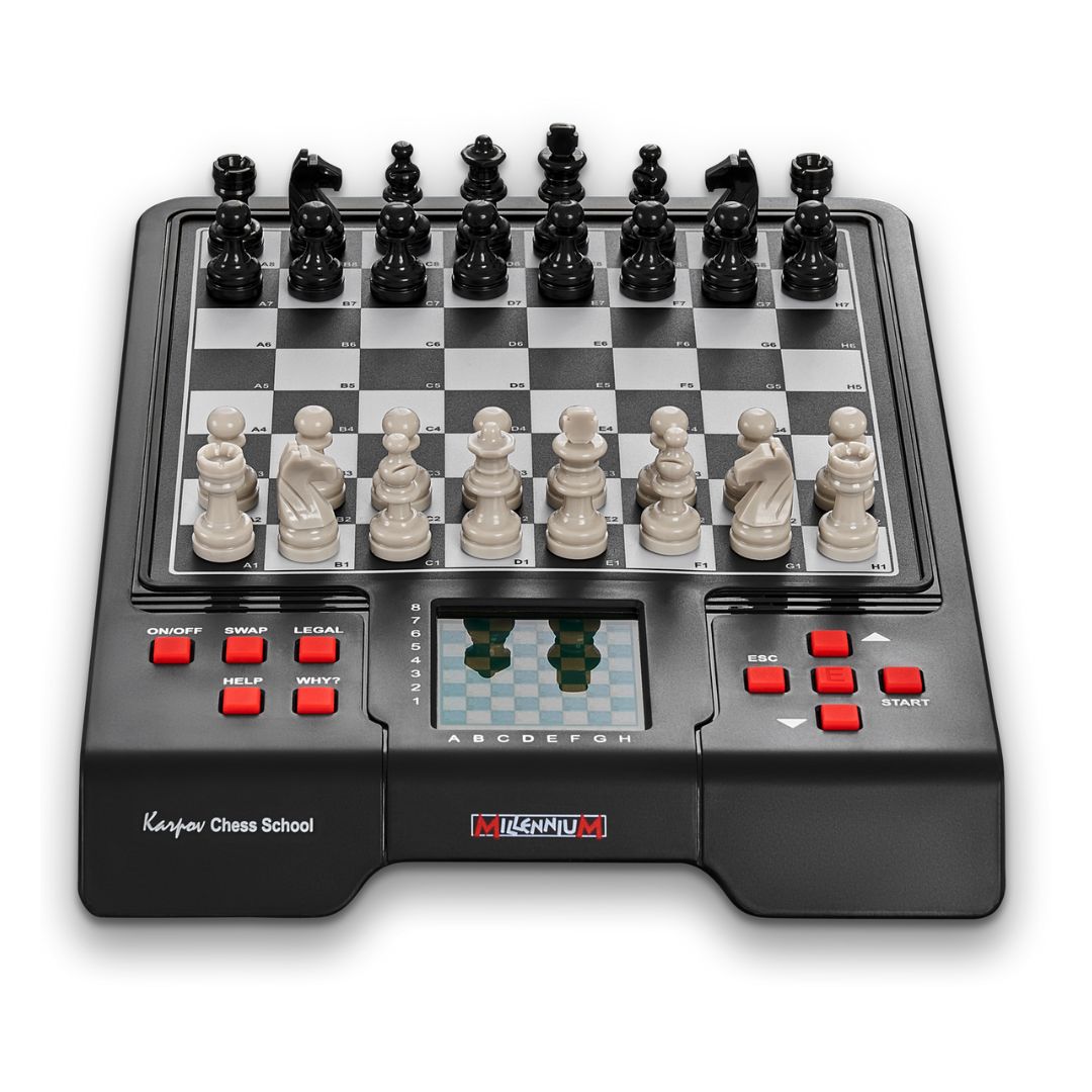 Schackdator i svart med röda knappar kallas Millennium Karpov Chess School för schackspelaren som just har börjat.