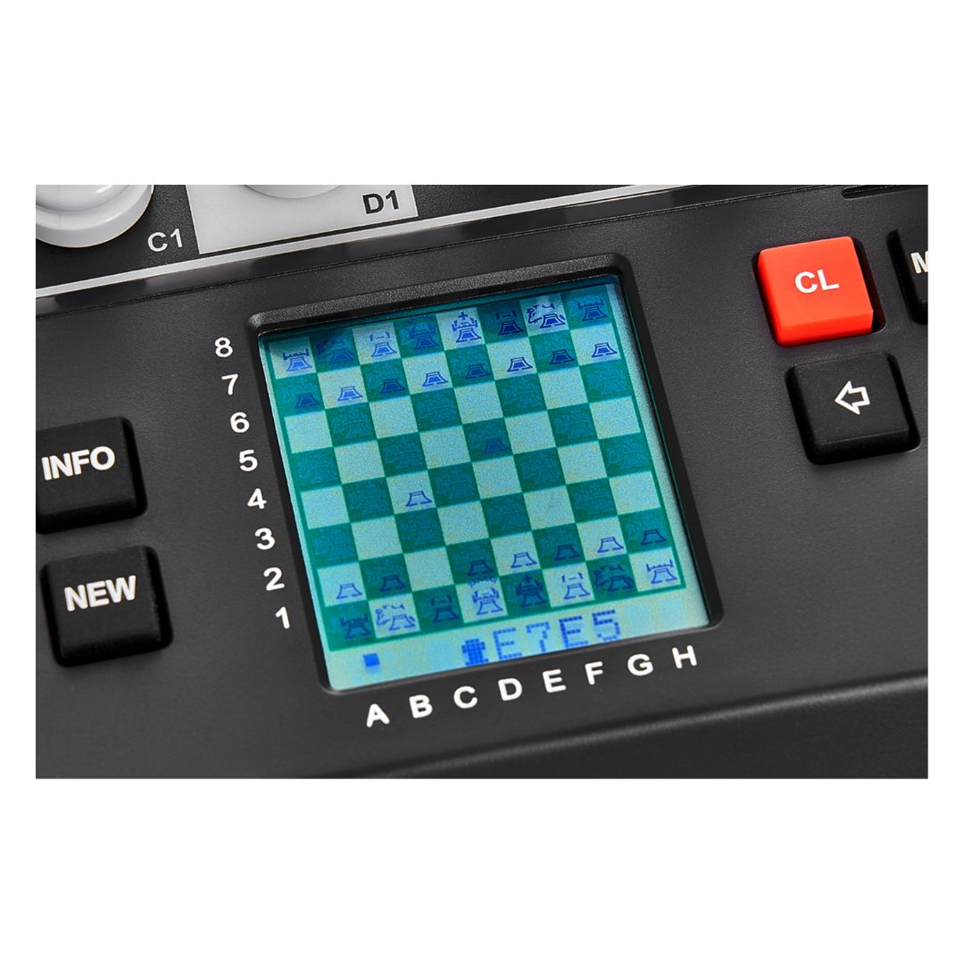 Displayet på schackdatorn Millennium Chess Genius med en ställning ur engelsk öppning omvänd siciliansk variant