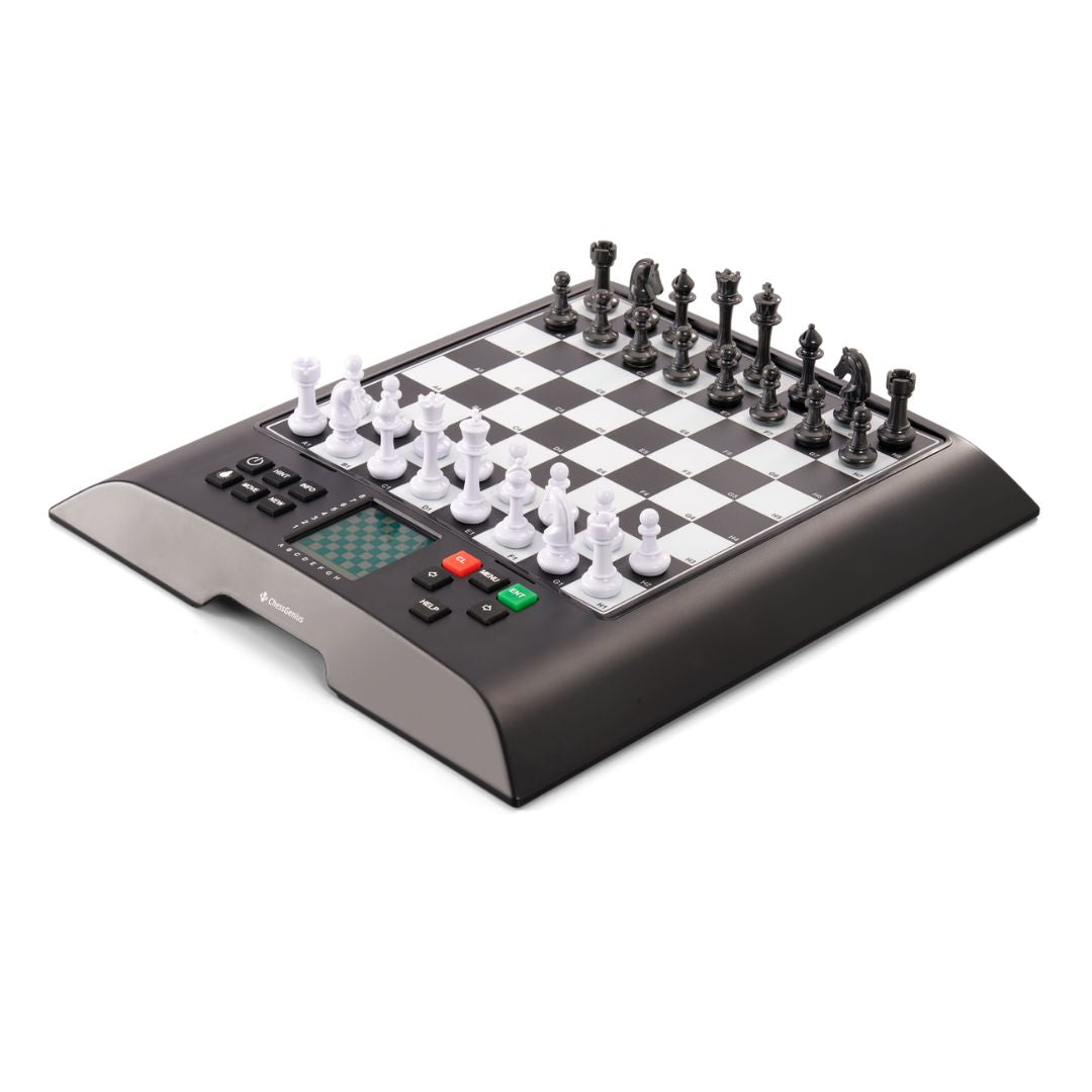 Millennium chess genius schackdator sett från sidan medan datorn är avstängd och pjäserna står i sin schackuppställning.