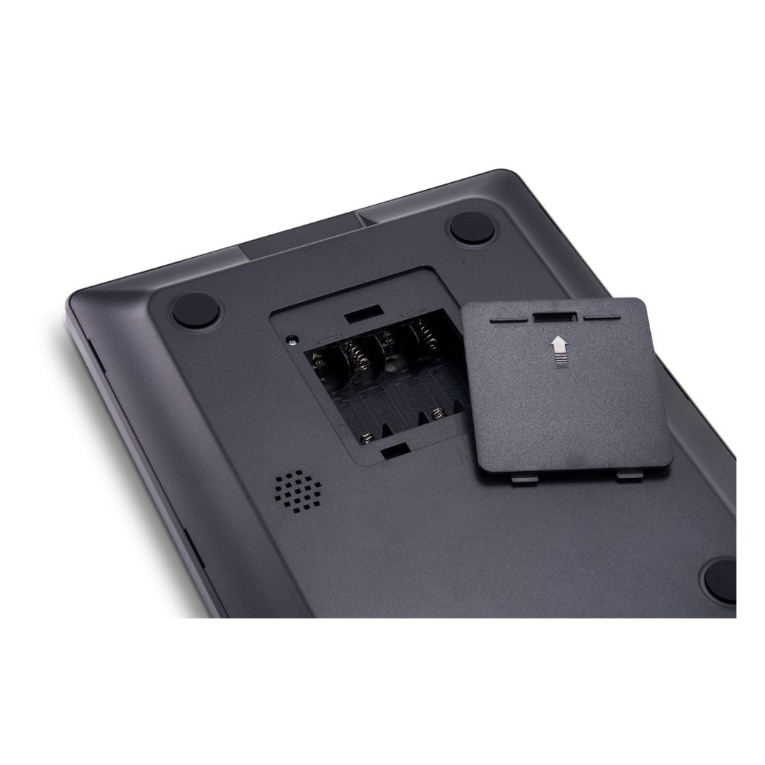 Schackdatorn Chess Genius Pro drivs med AA-batterier som sätts in i datorn på undersidan.