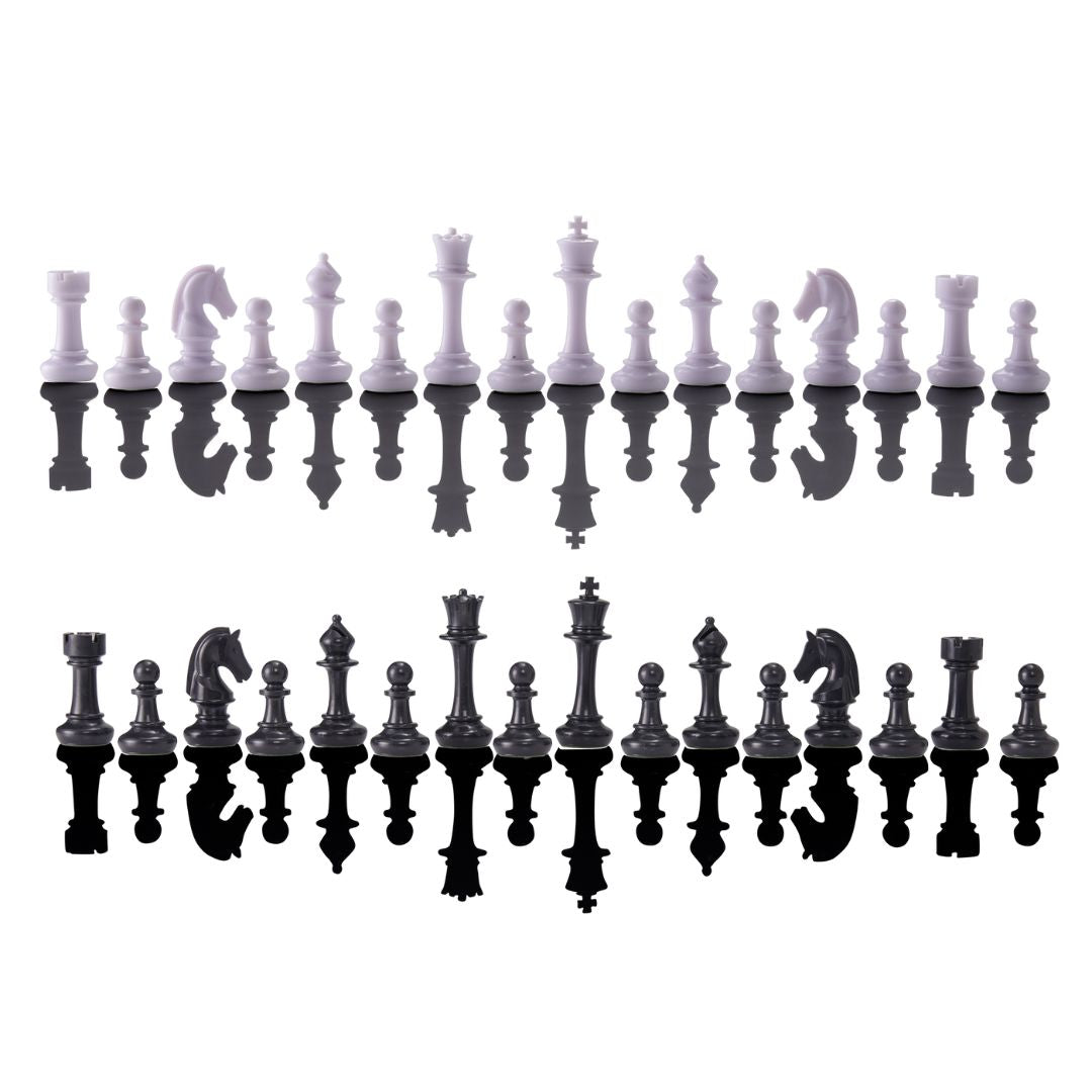 Schackpjäserna tillhörande schackdatorn Millennium Chess Genius Pro i plast i svart respektive vitt.