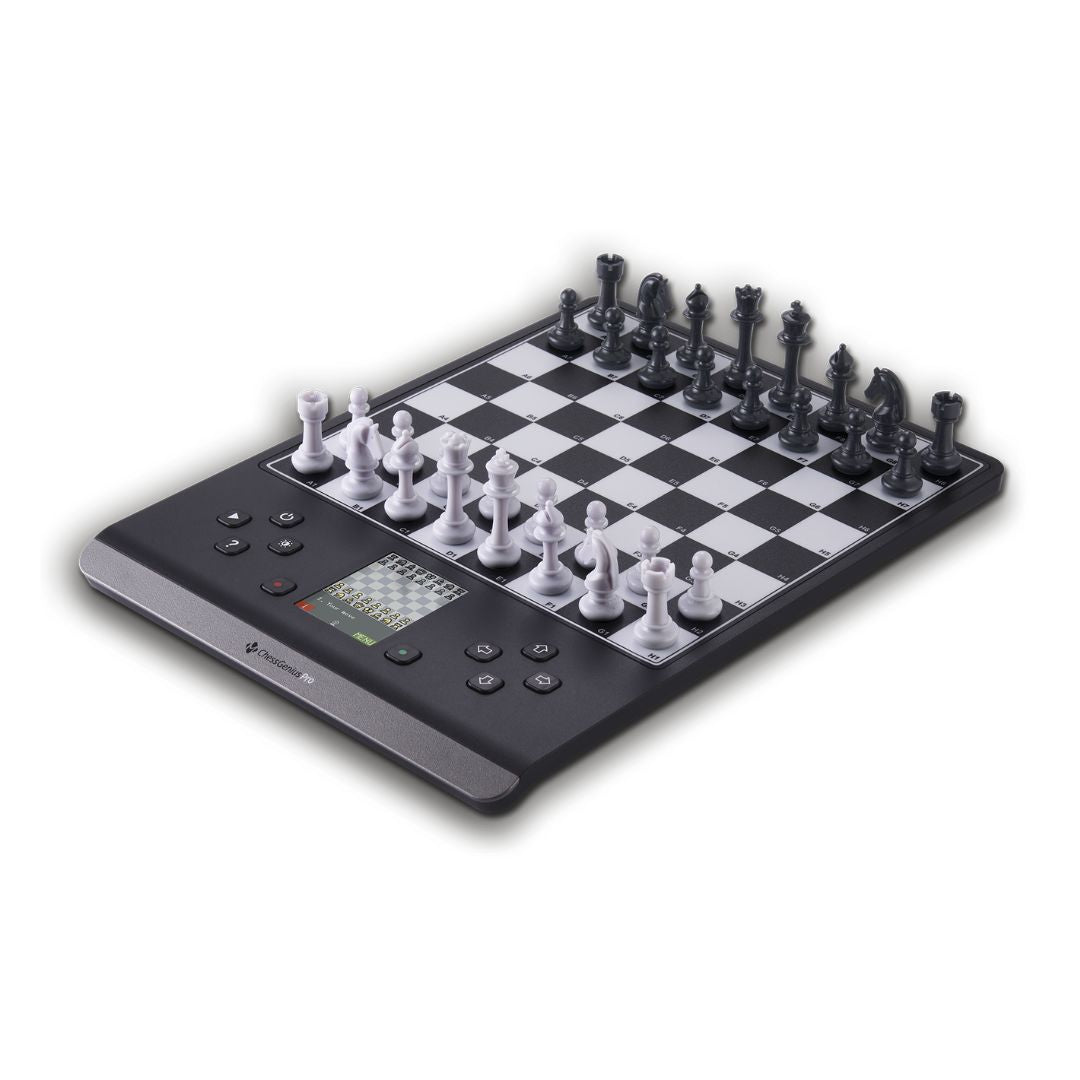 Schackdator Millennium Chess Genius Pro Set från höger sida i sin klassiska schackuppställning