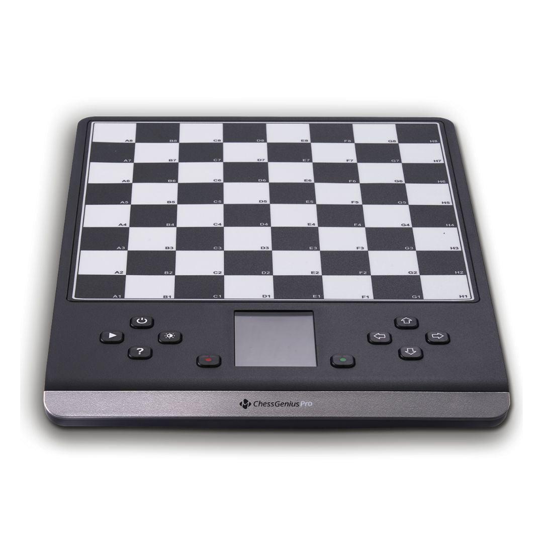 Schackbrädet tillhörande schackdatorn Milennium Chess Genius Pro. Säljs i schackbutiken – en del av Dansk Skoleskak.