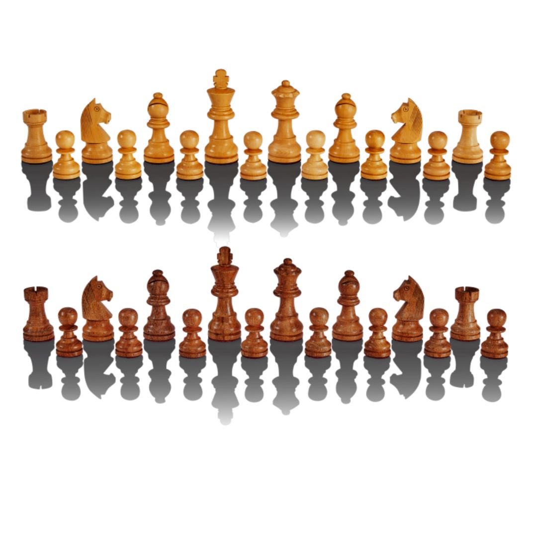 Ljusa och mörka schackpjäser i bruna nyanser som kastar långa skuggor, tillhörande schackdator från Millennium.