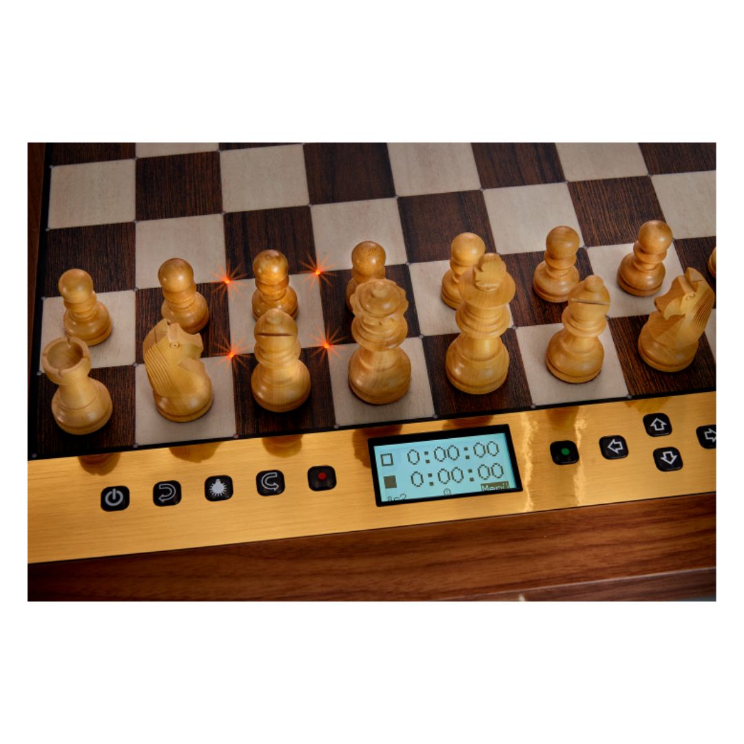 Schackdator sett ovanifrån med lysande LED-lampor i brädet och en liten display med tidskontroll samt knappar på båda sidor.