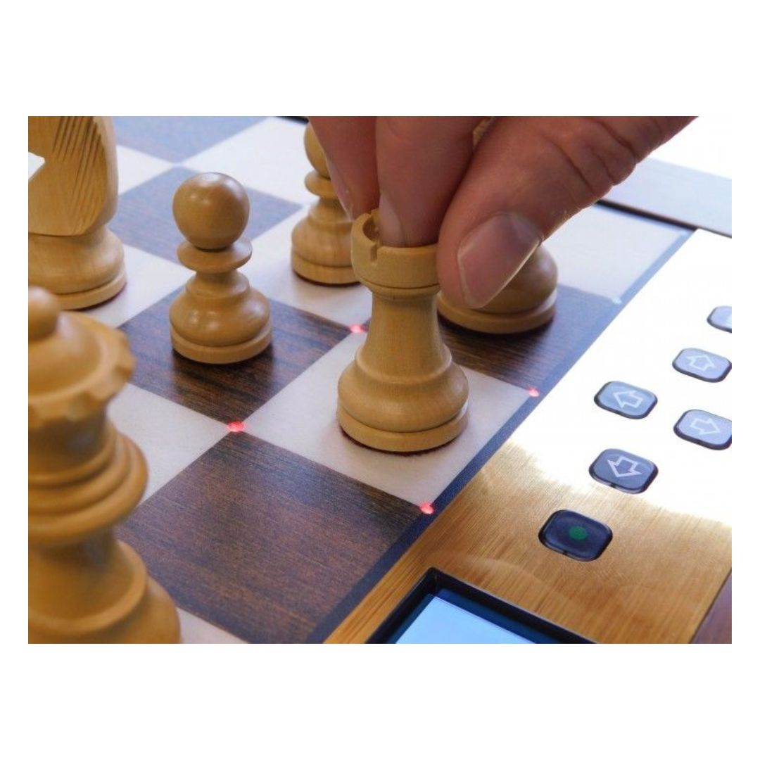 Ljus schackbricka torn med fingrar pålagda som är redo att flytta brickan från f1 till e1 och lysande LED-lampor i brädet