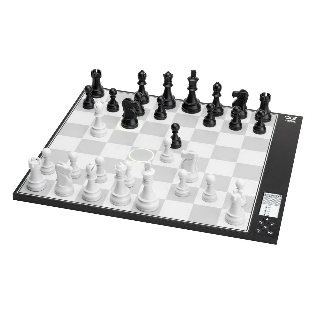 Schackdator DGT Centaur i svart och vitt som kan anpassas efter schackspelarens nivå här i en uppställning som speglar spansk öppning.