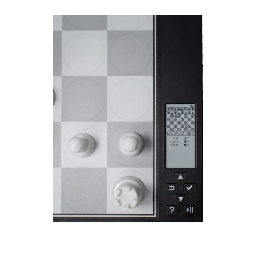 Datorn visar vilka drag som har spelats i partiet och kan analysera dem för schackspelaren som vill förbättra sitt schackspel.