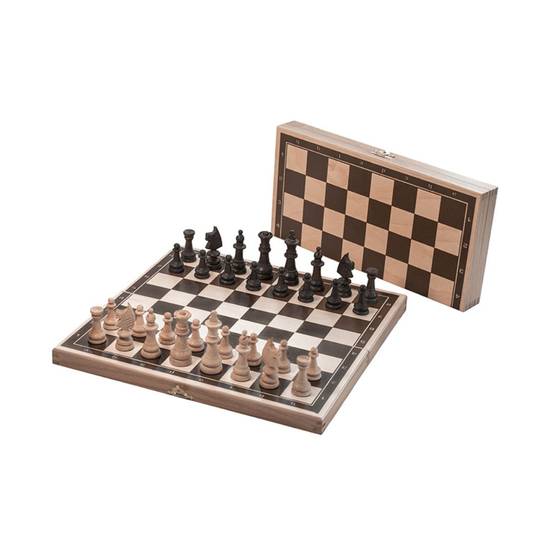 Vikbart reseschackspel i trä med notskrift och schackpjäser stående på toppen med ett extra spel hopvikt bredvid