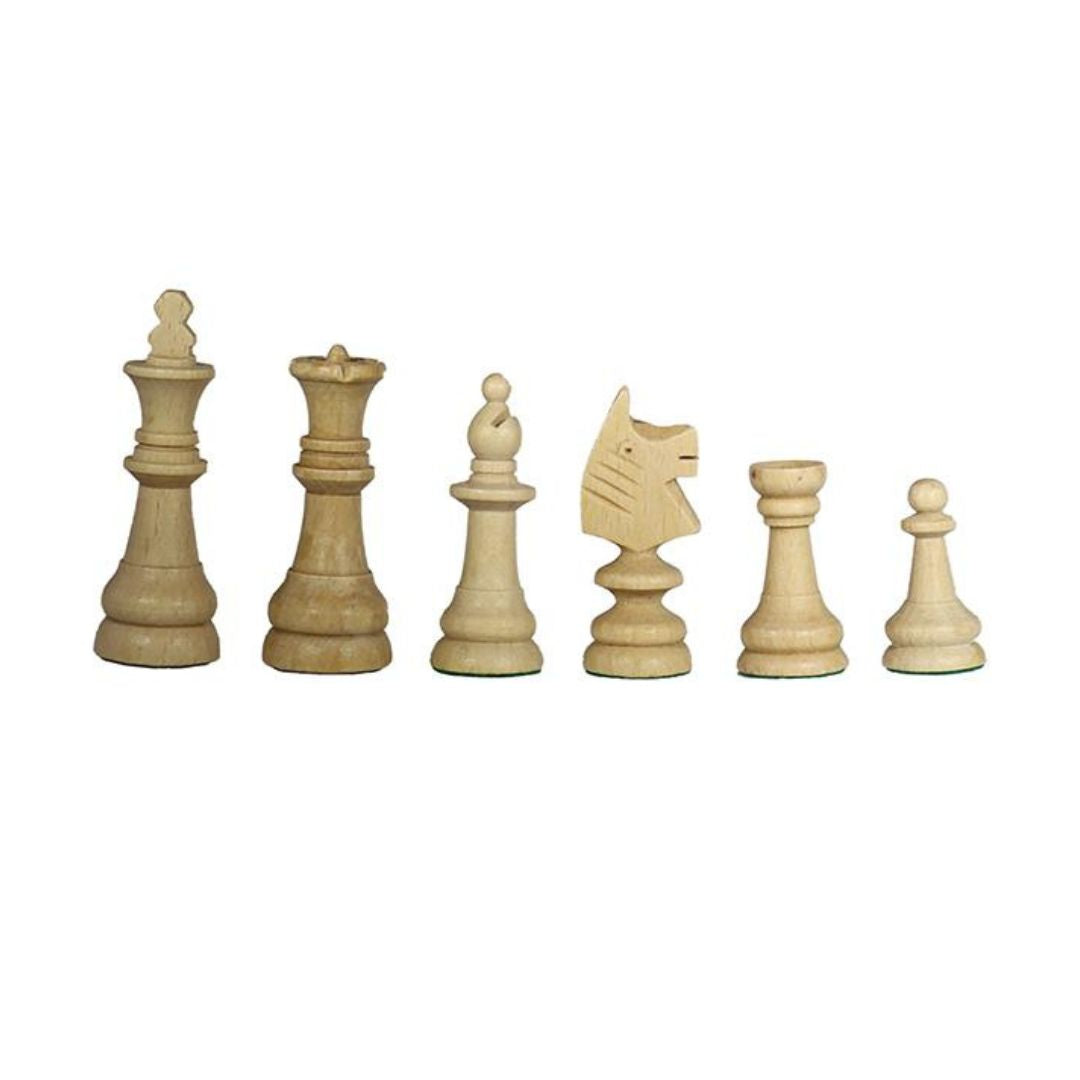 Vita billiga schackpjäser i trä på en klar bakgrund som tillhör ett hopfällbart reseschackspel i trä som säljs av chess shop