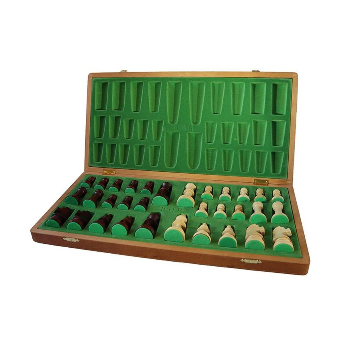 Schackpjäserna kan förvaras i det hopfällbara schackspelet. Varje pjäs har sin egen plats i den gröna filten