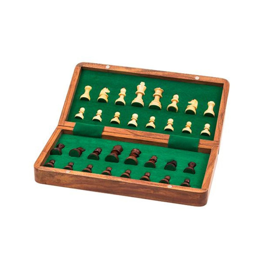 Handgjort schackspel vikt med utrymmen för pjäserna i den gröna filten för säker förvaring av schackpjäserna