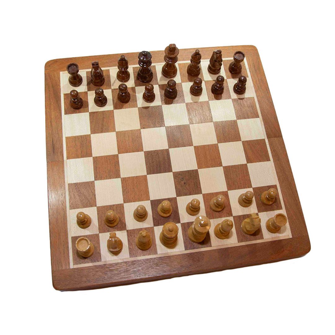 Magnetiskt schackspel med vackra handskurna schackpjäser i trä sett ovanifrån