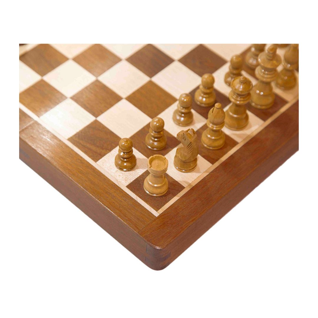 Hörnet av ett magnetiskt schackspel i trä med möjlighet att fälla ihop det eller spela backgammon på undersidan av spelet.