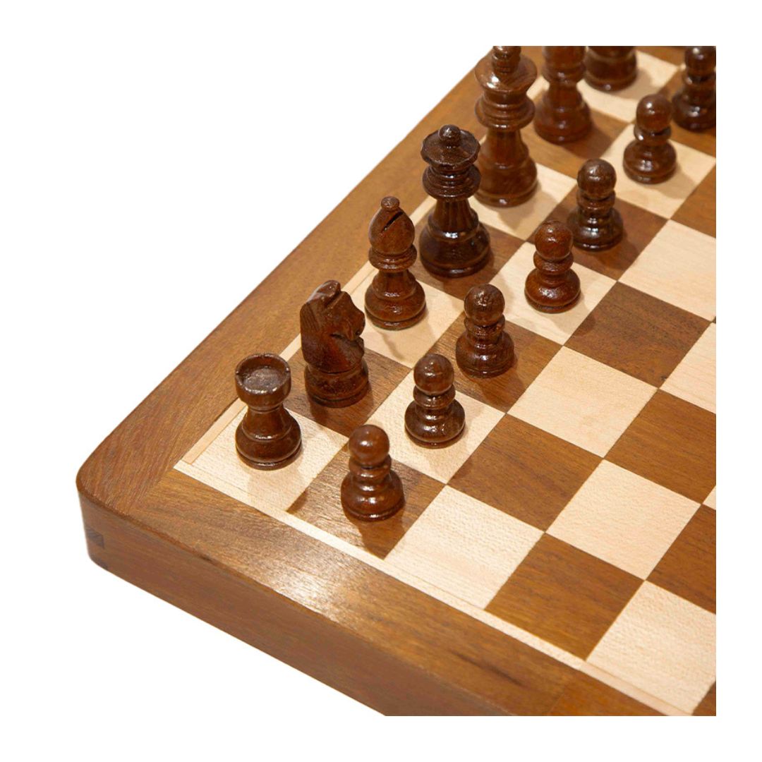 Svarta schackpjäser sett snett uppifrån sidan med 7 mörka bönder och alla officerare i bildens perspektiv