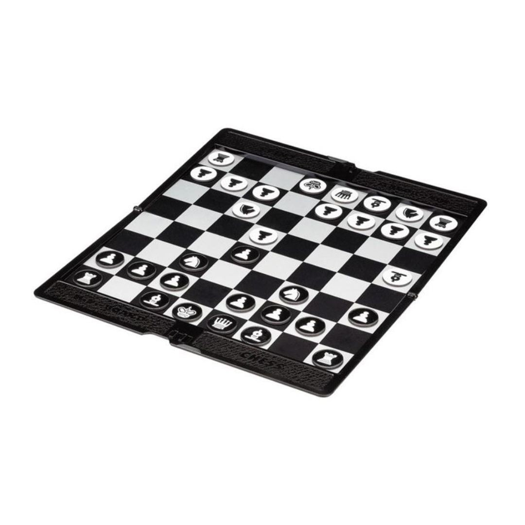 Reseskakspel i plast som kan vikas ihop och får plats i en ficka med platta schackpjäser som kan användas på tåget, flyget eller bussen.