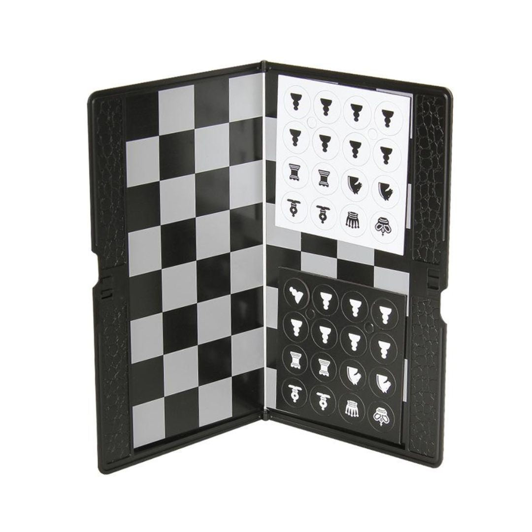 Litet magnetiskt reseschackspel som passar perfekt i fickan med pjäserna i sin hållare på ena sidan av brädet som är halvihopfällt.