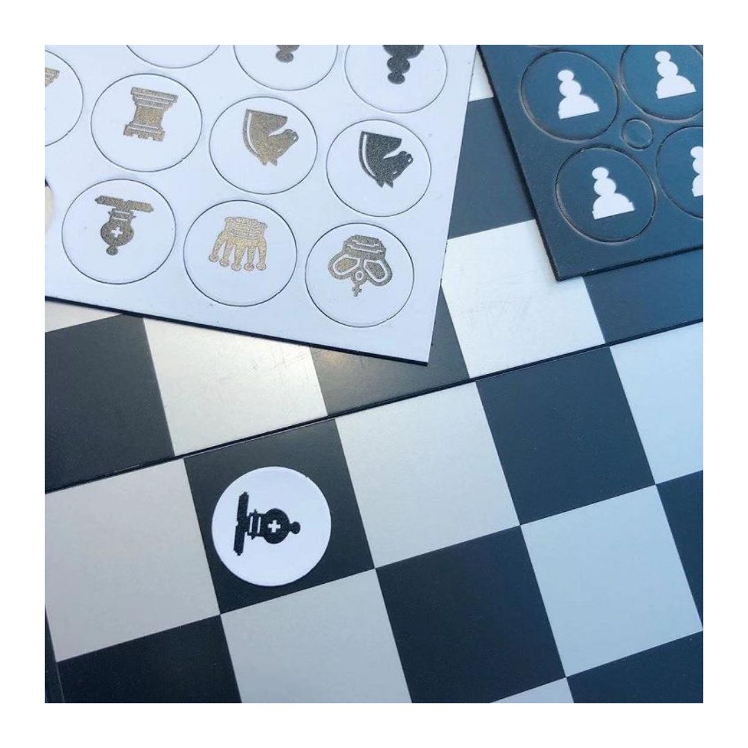 Zooma in på ett schackspel där en vit löpare är placerad på ett svart fält.