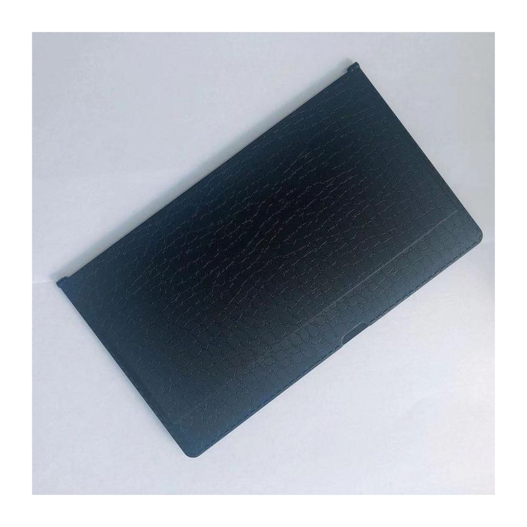 Fickschackspelet är vikt med utsidan vänd mot betraktningsvinkeln i mörksvart färg och mäter 16 x 8 cm