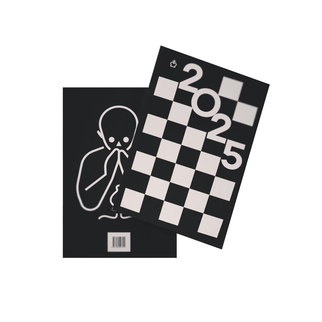 Framsidan och baksidan till schackkalendern Pocket Chess 2025 på vit bakgrund