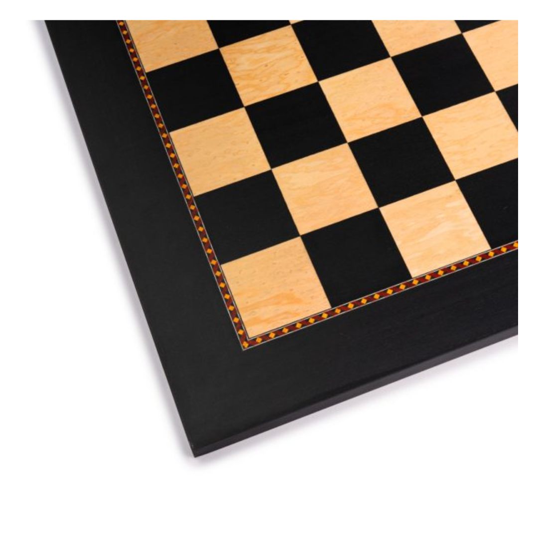 Schackbräde utan schackpjäser i hörnet med snygga fogar som understryker lyxen i schackspelet