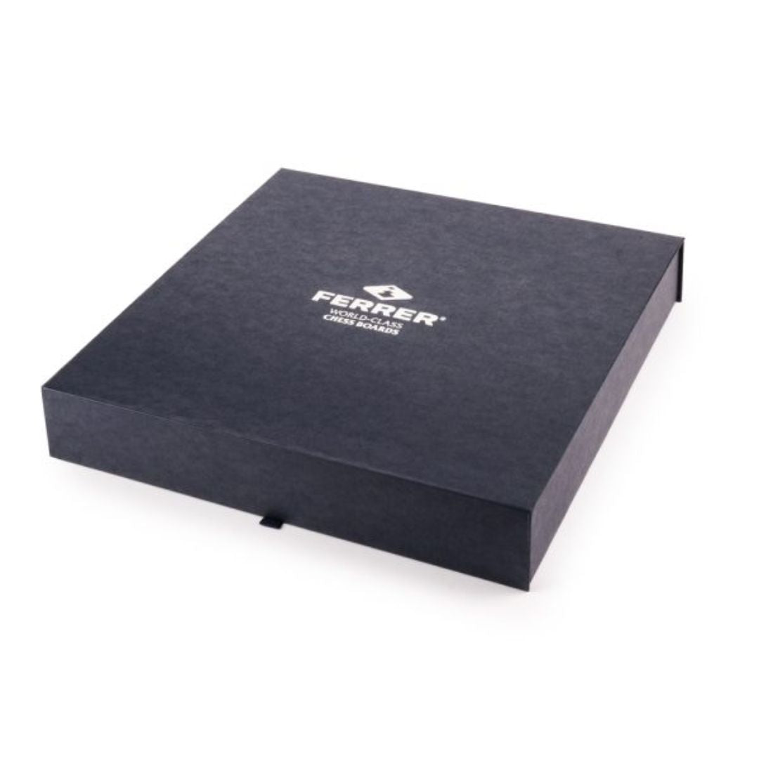 Lyxig låda som schackspelet levereras i och med schacktillverkarens logotyp på ovansidan med världsklassiga schackbräden.