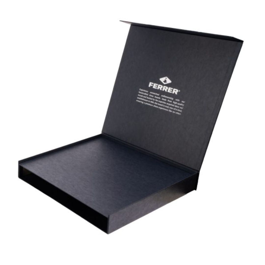 Öppen svart låda med Ferrers logotyp tryckt på, som används för att förvara det officiella schackspelet The Queens Gambit.