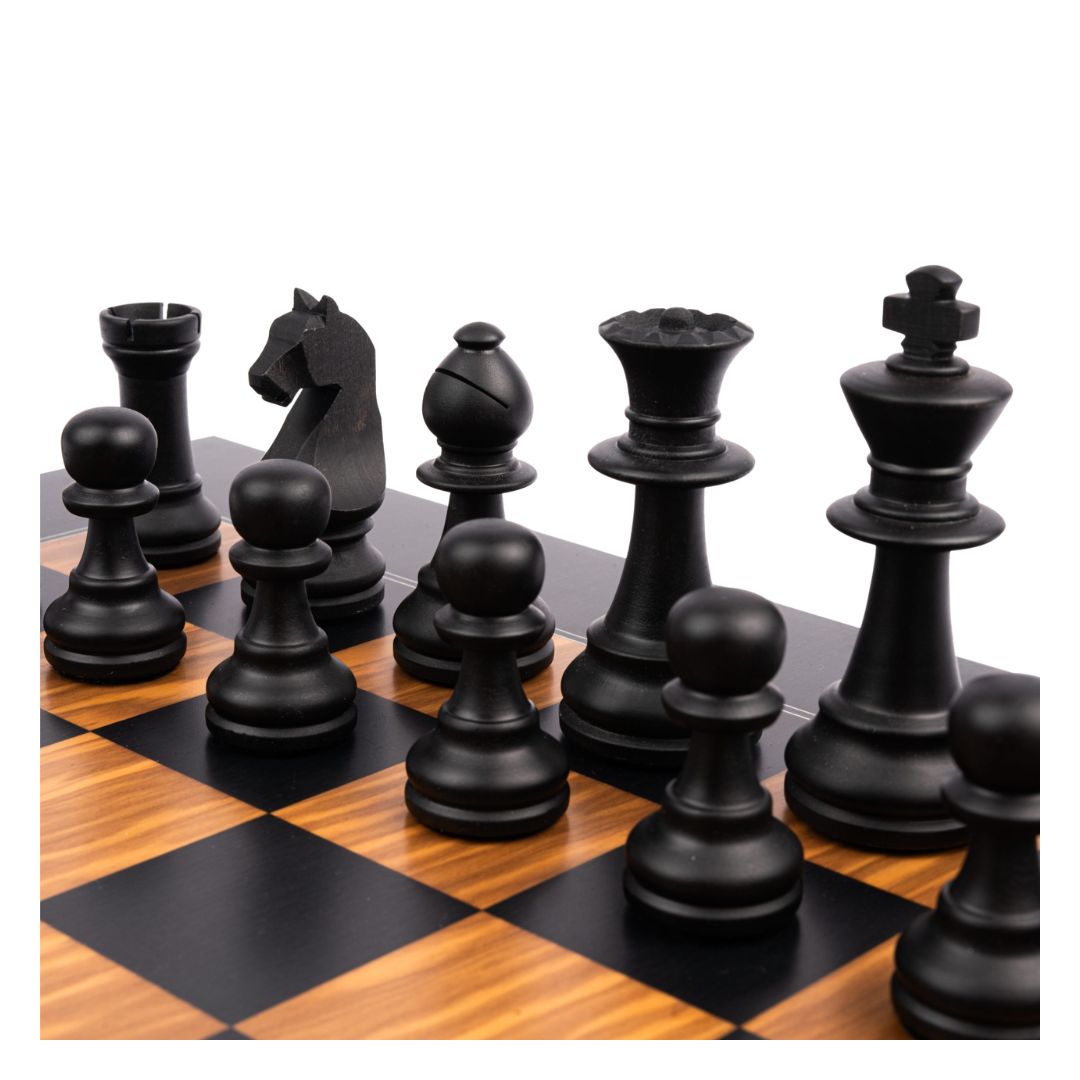 Mörka schackpjäser sett från fälten a8-e8 med pjäser och bönder på sina platser