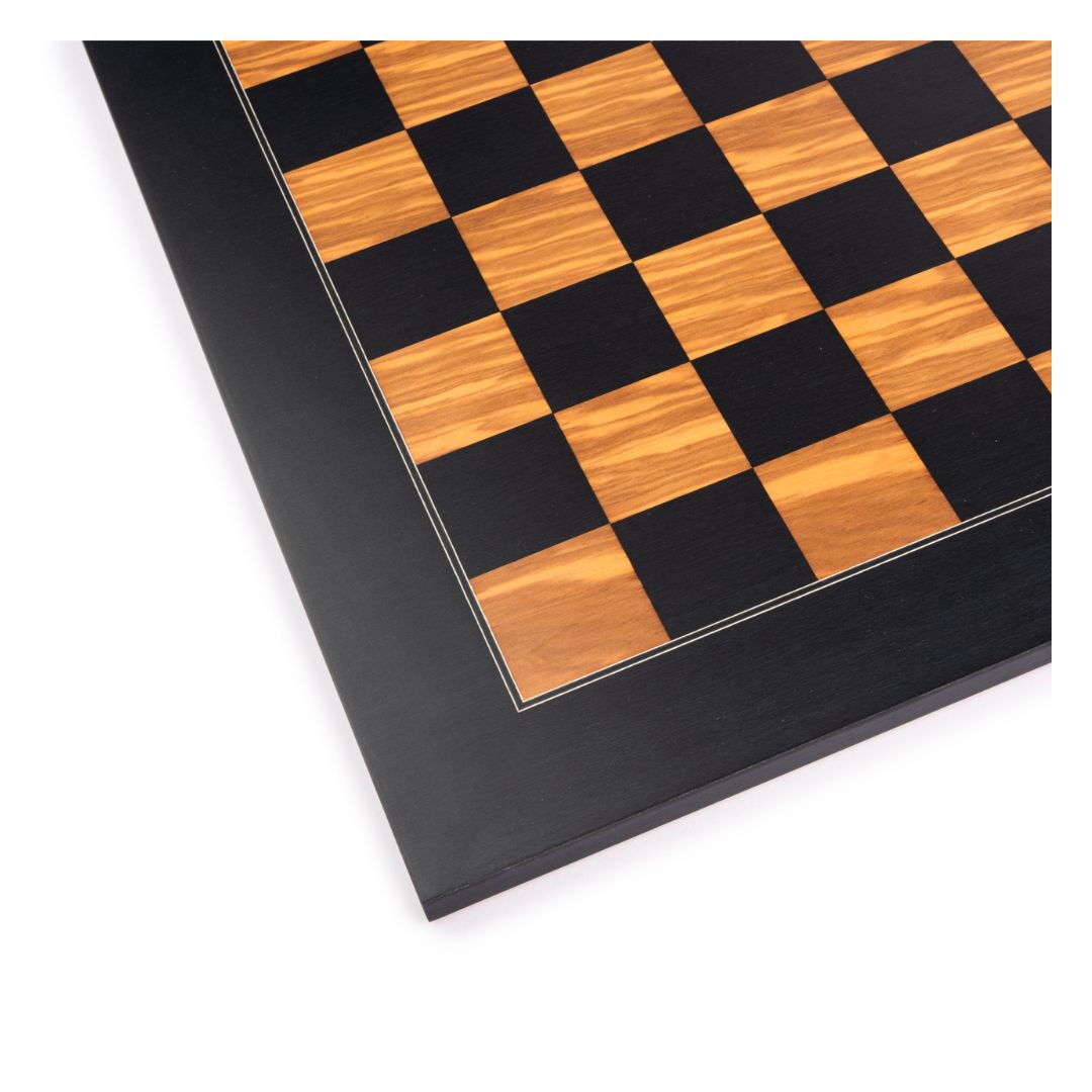 hörnet av ett svart schackbräde i olivträ med vackra detaljer och en matt finish